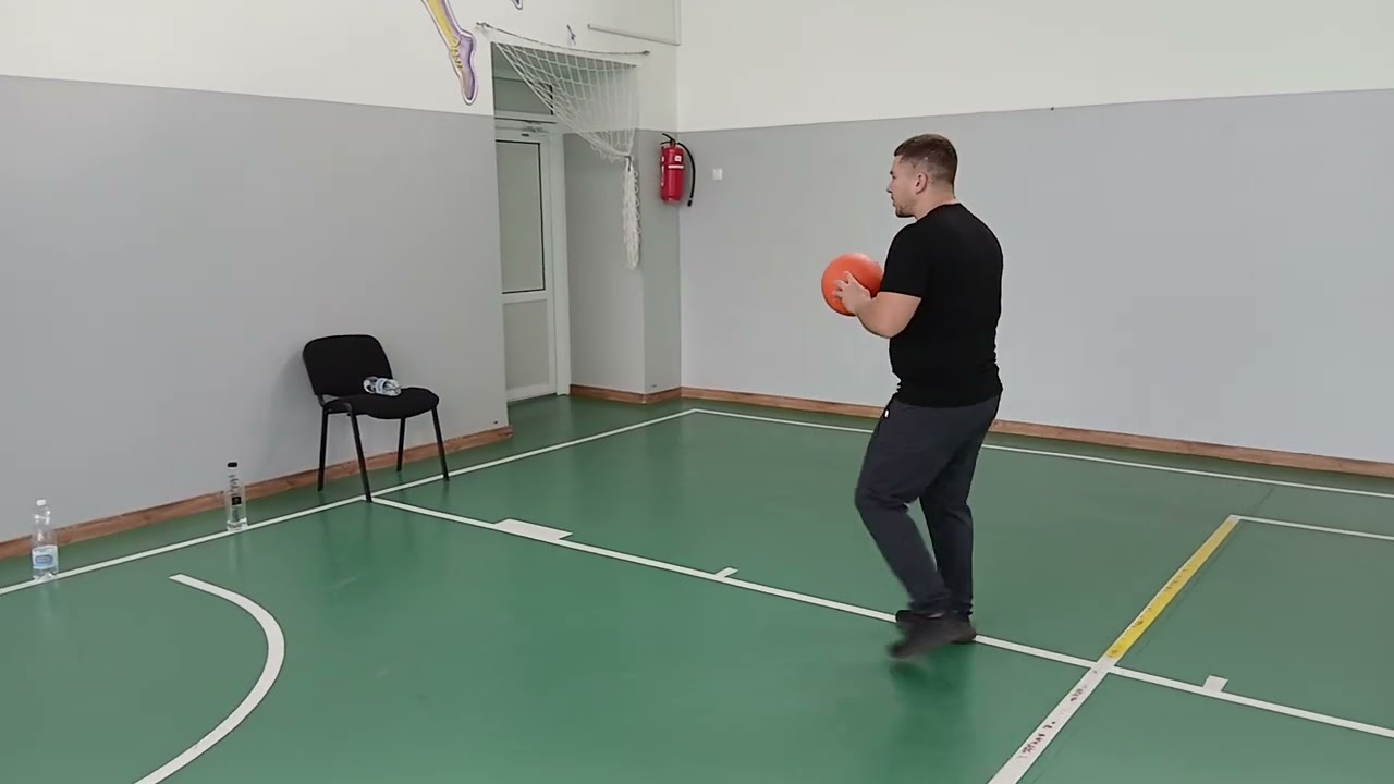 Доджбол. Кидки на точність після ловлі. Атакувальні дії.  