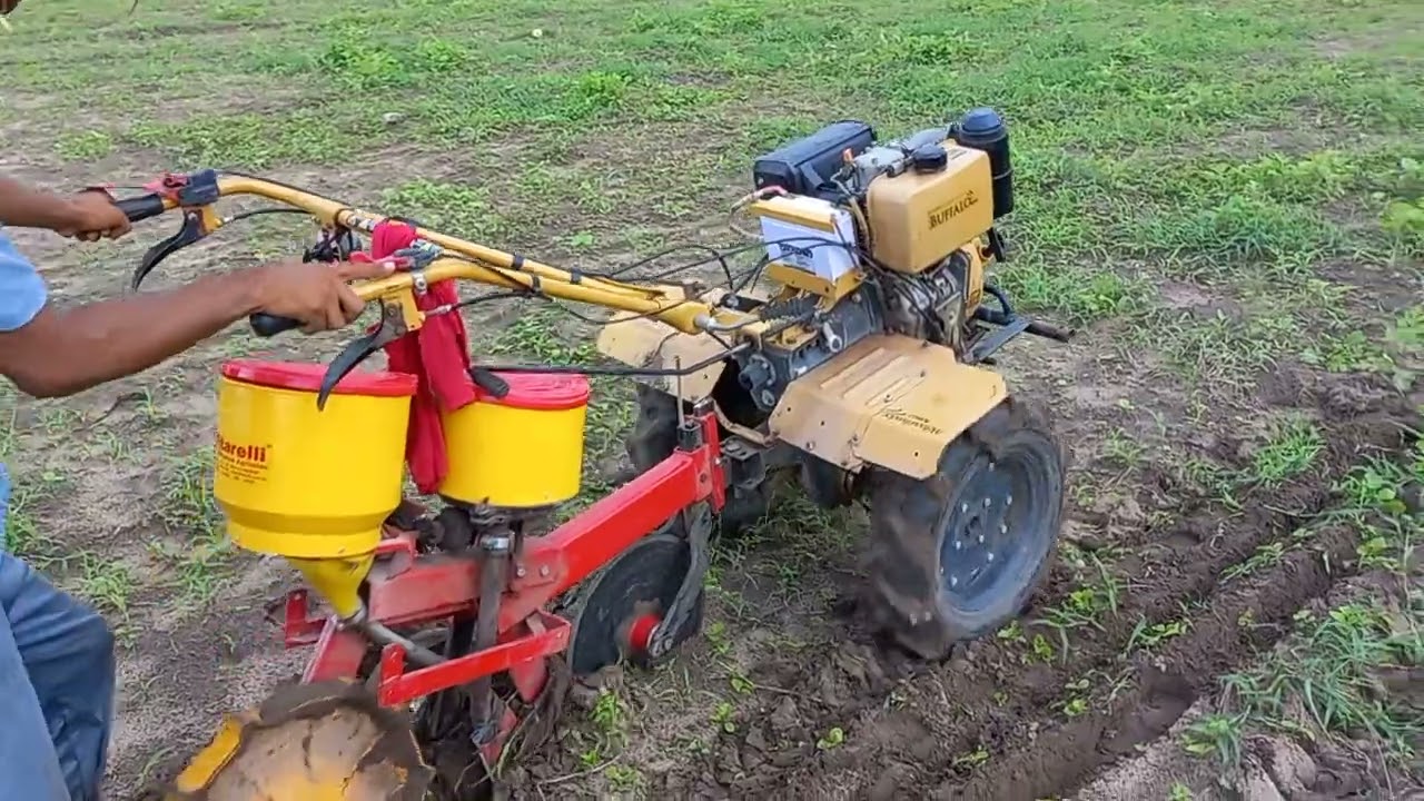 Motocultivador plantando milho.