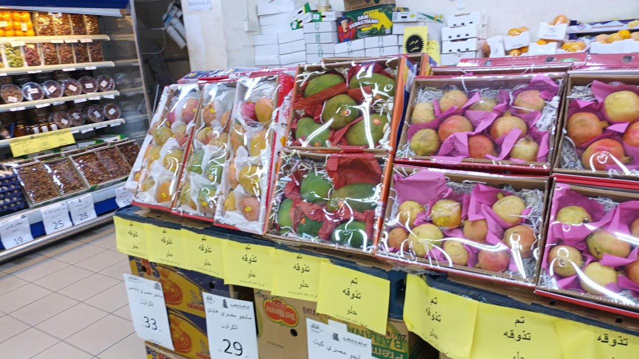 Fruit Market al khalaf main angoor anar seeb kela