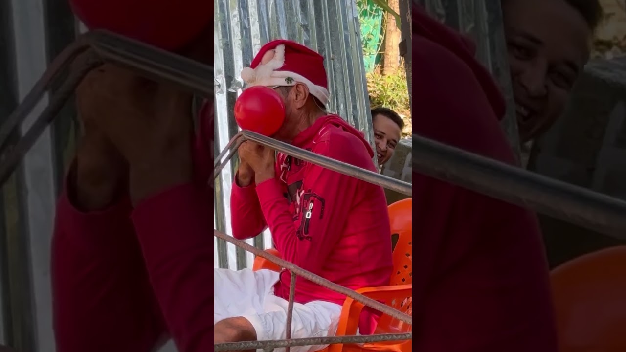Beto decora la carretilla para repartir regalos