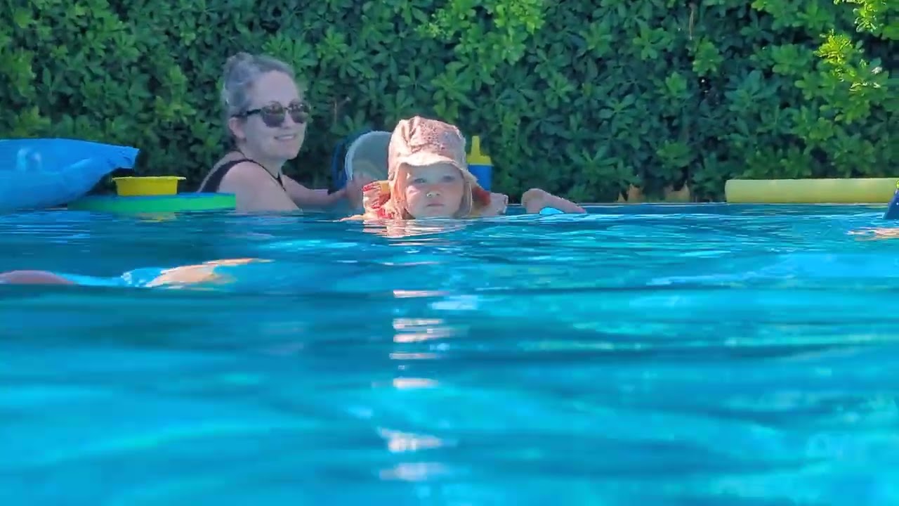 Tomine dykker i bassenget i Yalikavak - 20. juli 2025