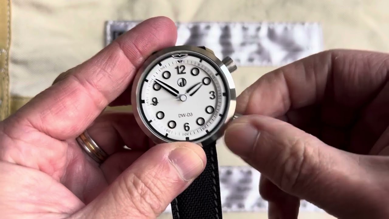 Unwrapping my new Duzu DW-D3 Antarctica watch.