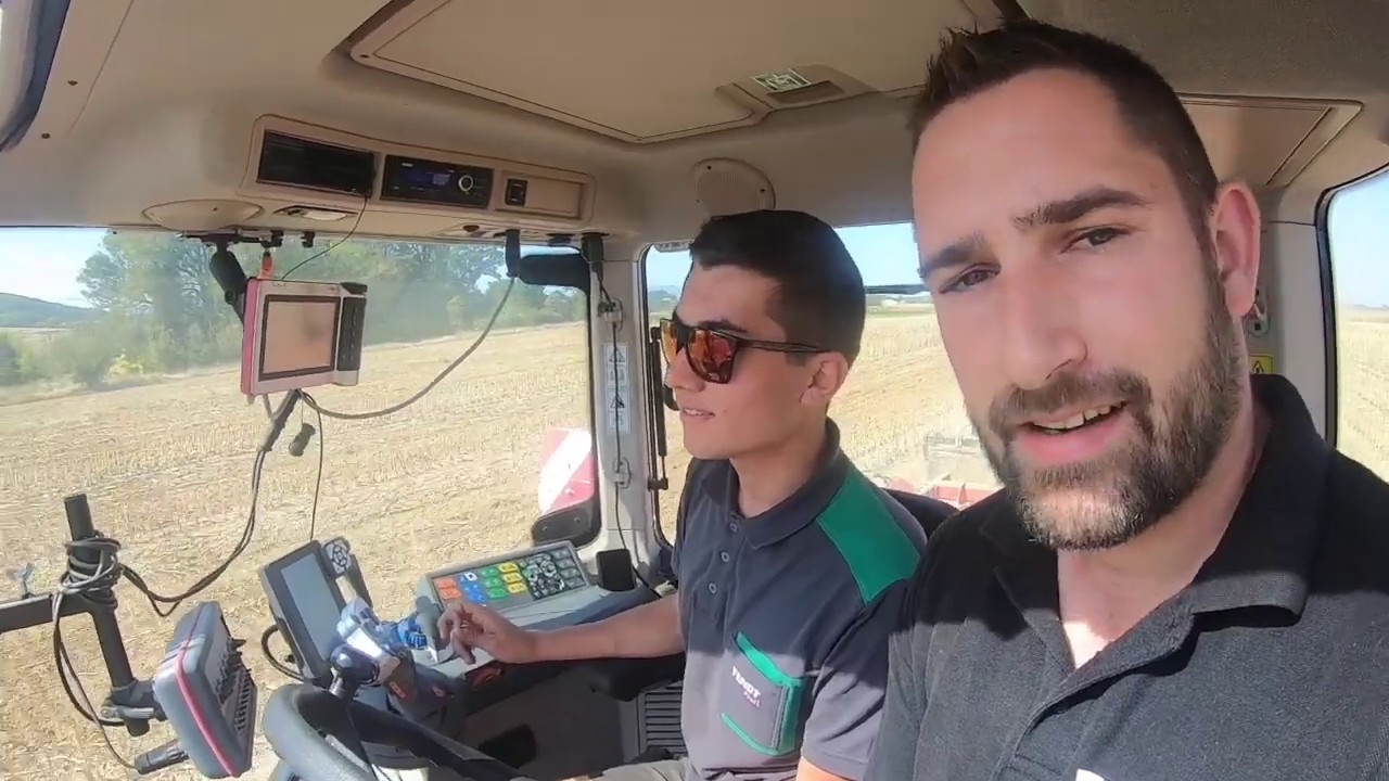 Benjamin, mon stagiaire passe le cover crop dans les tournesols