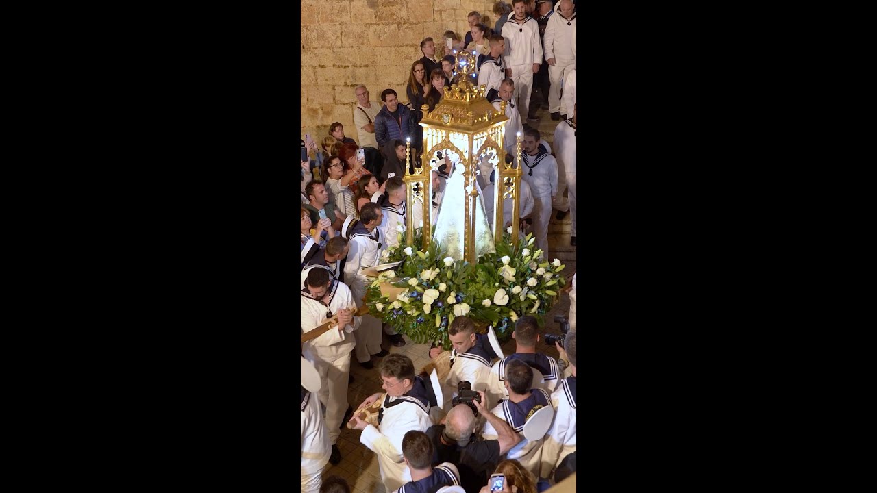 Arribada de les marineres i marinos per al trasllat de la Mare de Déu del Remei a les Cases