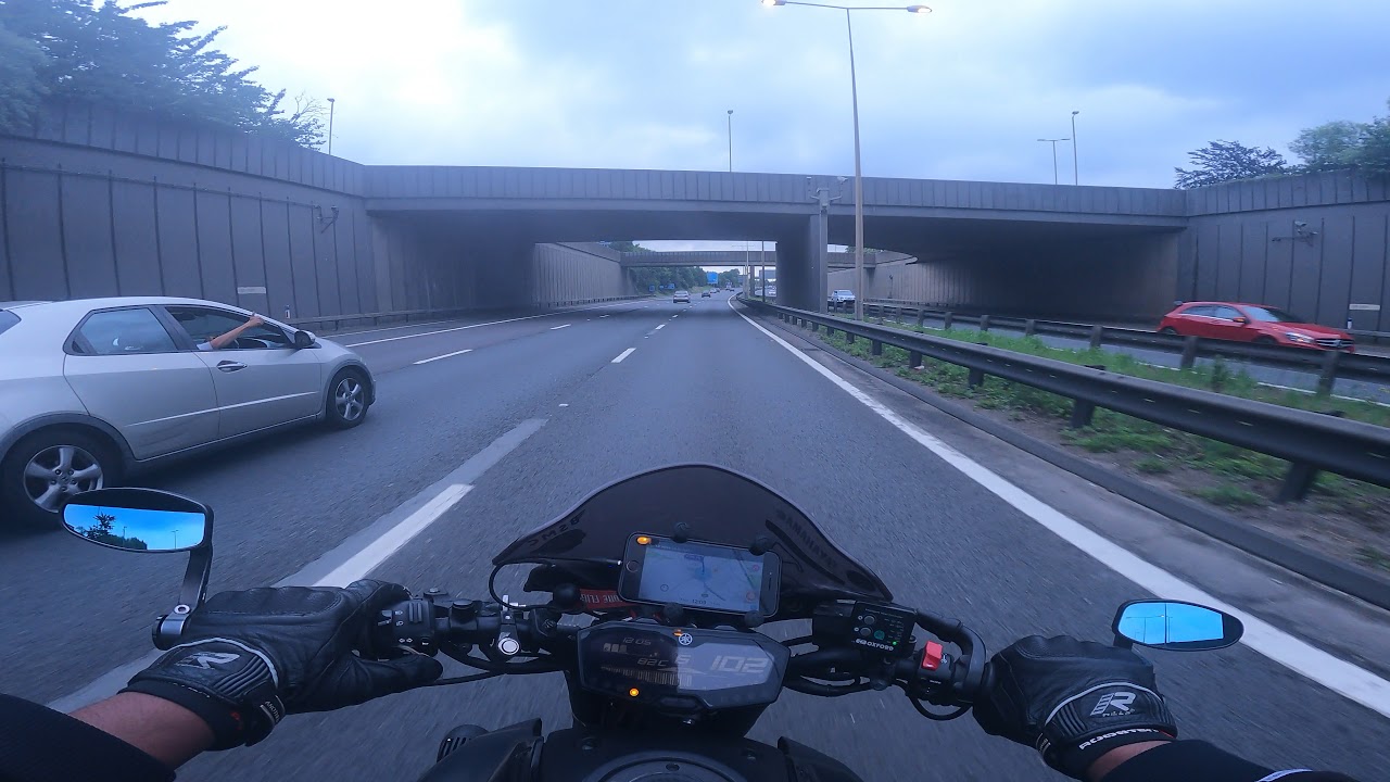 Honda Civic v MT 07 short top end race through the tunnel