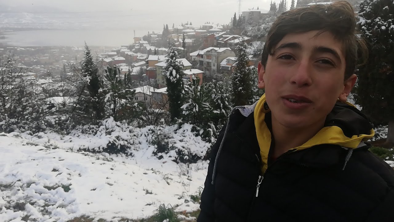 Mükemmel Manzara Eşliğinde Kuş Uçurmak. Hasan ve Arkadaşları Karın Altında Güvercin Uçuruyor.