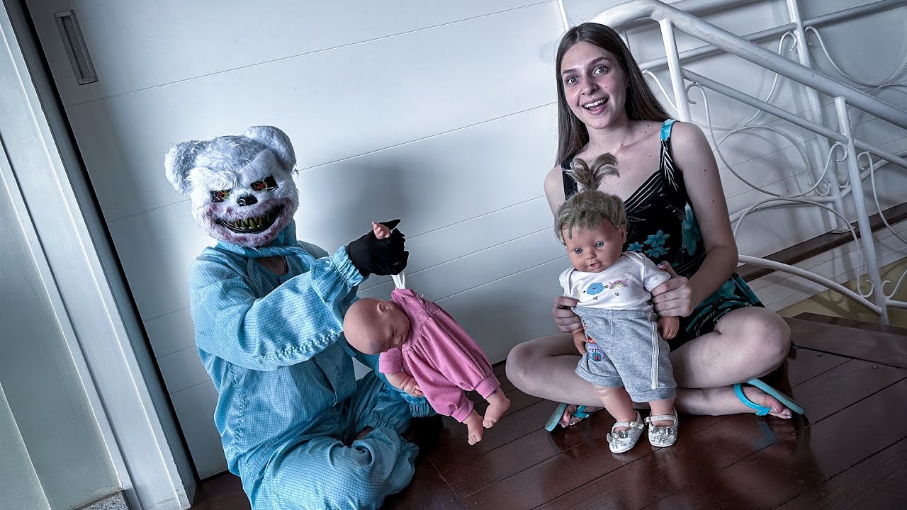 FLAGRAMOS ELA BRINCANDO DE BONECA COM O URSO DA D3EP WEB…