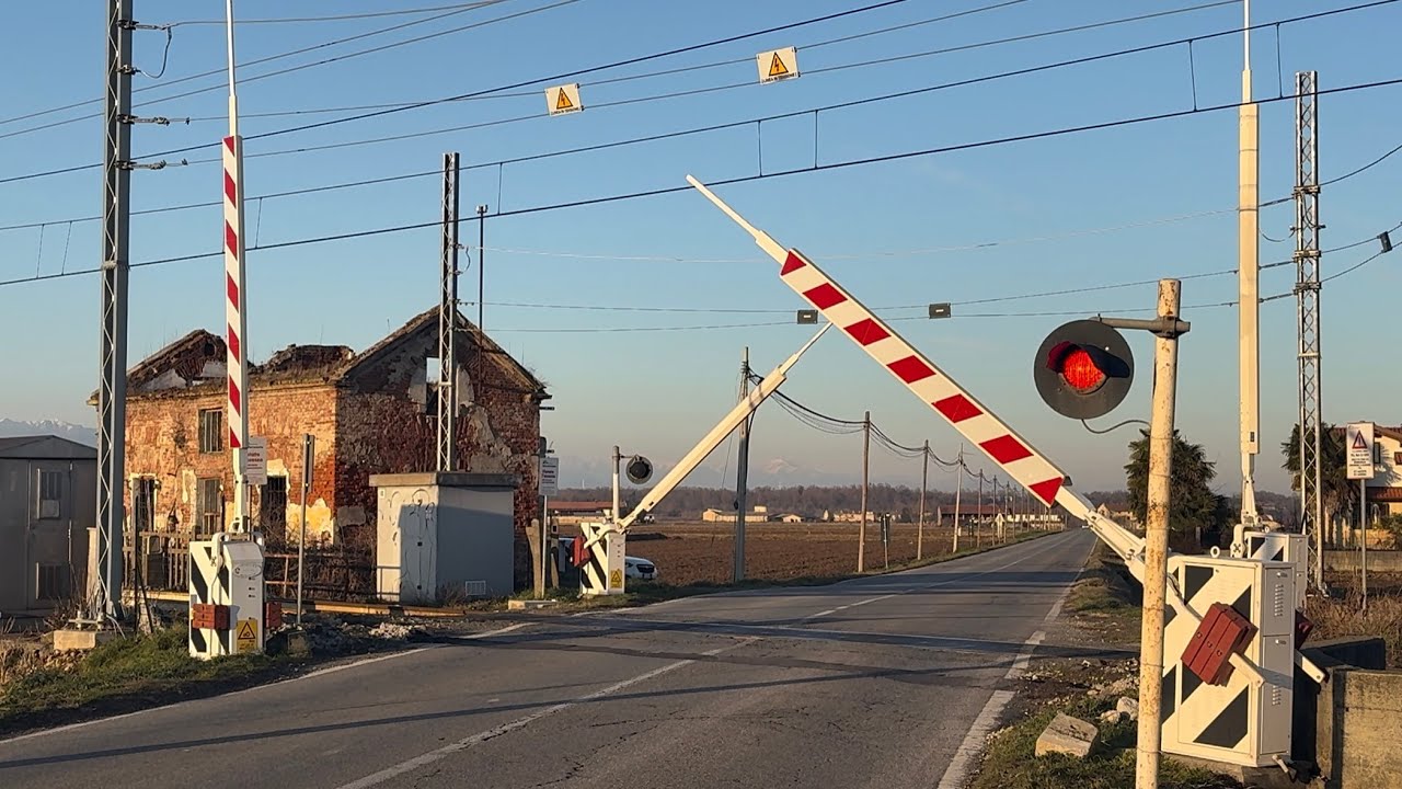 PRESENZA INSOLITA!! il linea questo treno STA SPARENDO!! transito a un PL SPETTACOLARE in linea!!