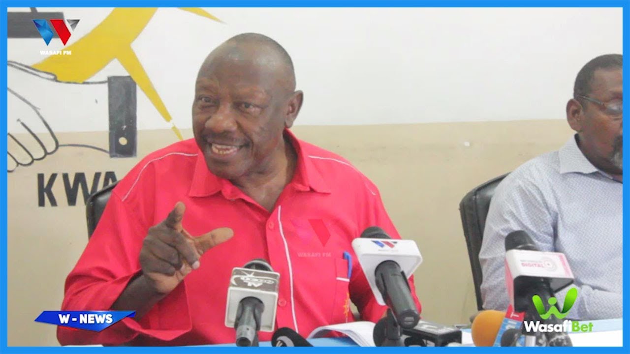 UTACHEKA! VITUKO VYA LIPUMBA 'AWACHANA' WANAOONGEA KISWAHILI ALAFU WANACHOMEKEA KIINGEREZA...