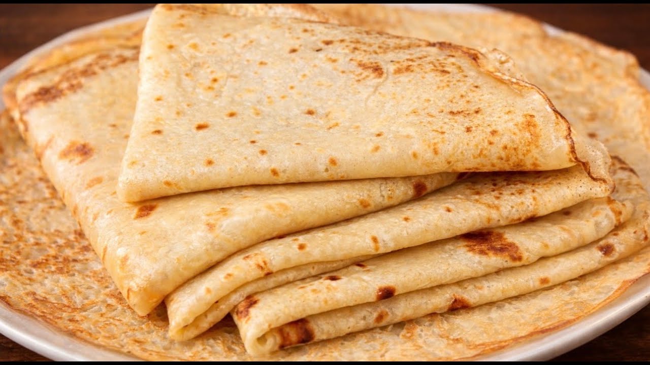 Das Hauptgeheimnis perfekter französischer Pfannkuchen besteht darin alle Zutaten richtig zu mischen