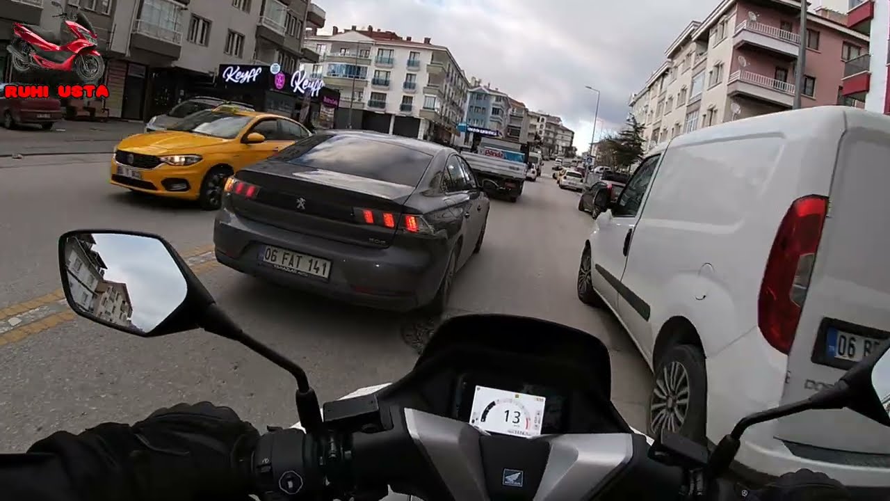 PCX DELÜX AKŞAM TRAFİKTE ARADAN DEREDEN