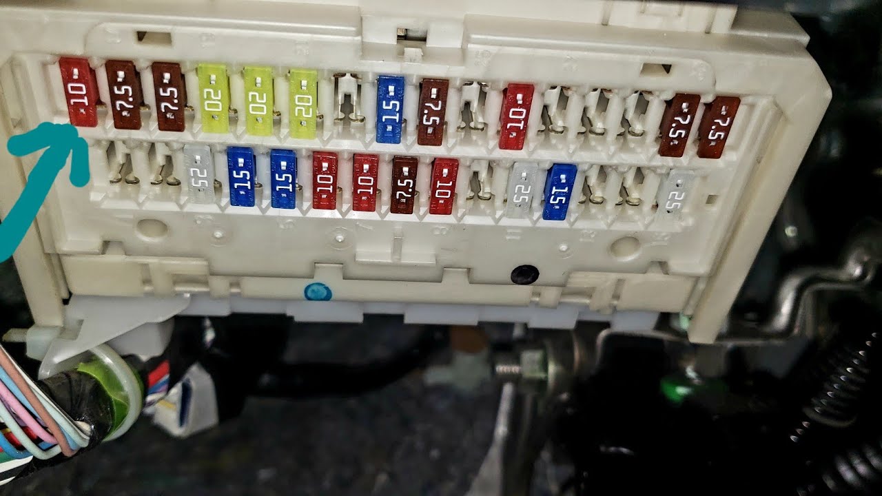 Qué fusible controla luces de parking/estacionamiento de un Toyota Yaris 2007-2012