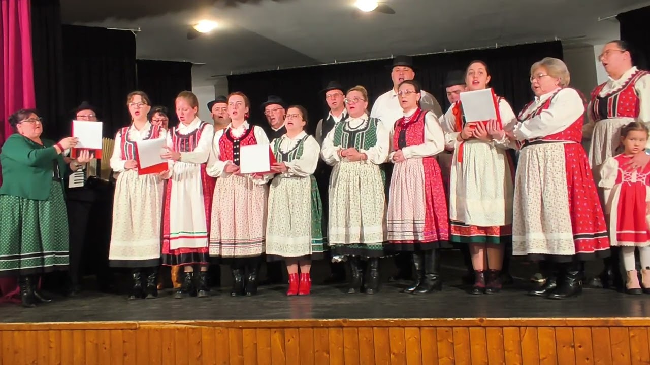 Népdalkaláka Csikszenttamáson. A nagysármási Sárma népdal csoport előadása.