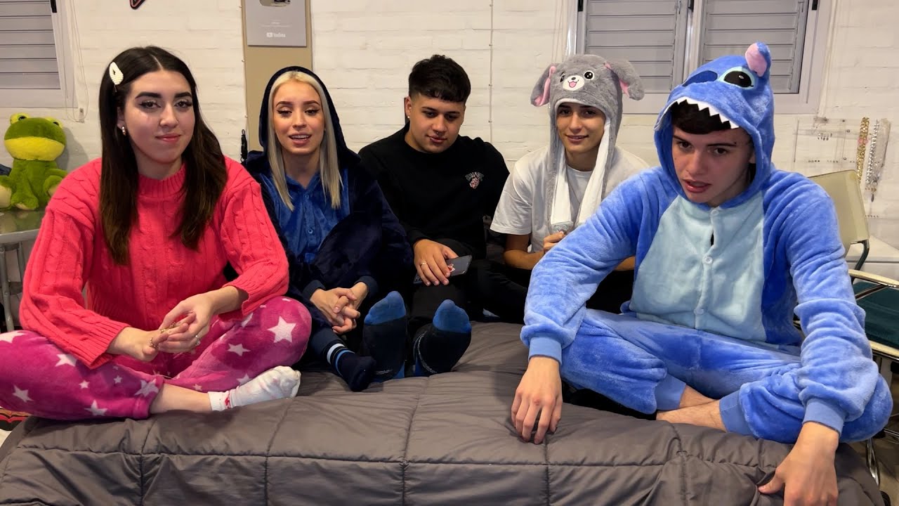 VENI A UNA PIJAMADA CONMIGO Y MIS AMIGOS