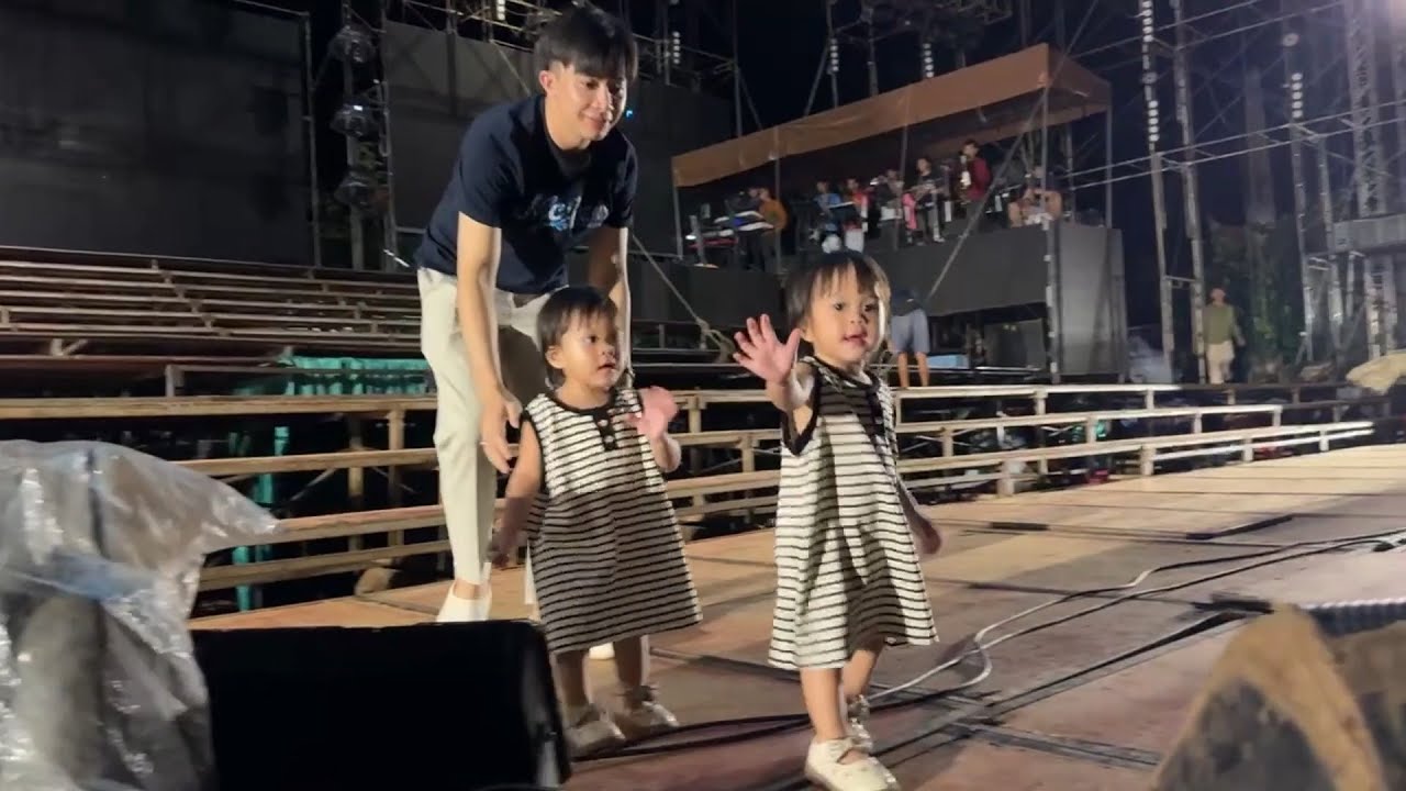 ลูกหมอลำมักม่วนเพชรพลอยขึ้นเวทีก่อนเลย