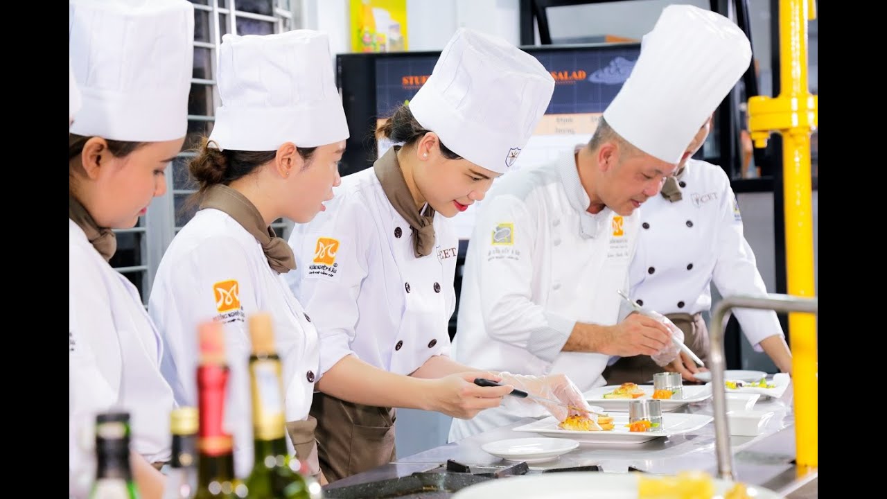 Lớp Học Nấu Ăn Chuyên Nghiệp | Trường Trung Cấp CET