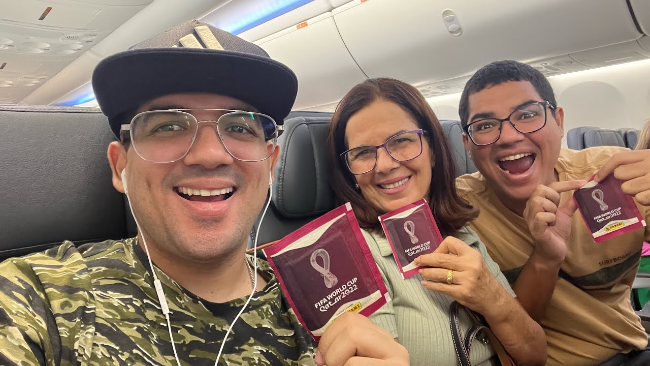 PASSAMOS 24 HORAS ABRINDO FIGURINHAS DA COPA! (Até dentro do avião) - Familia Velhote
