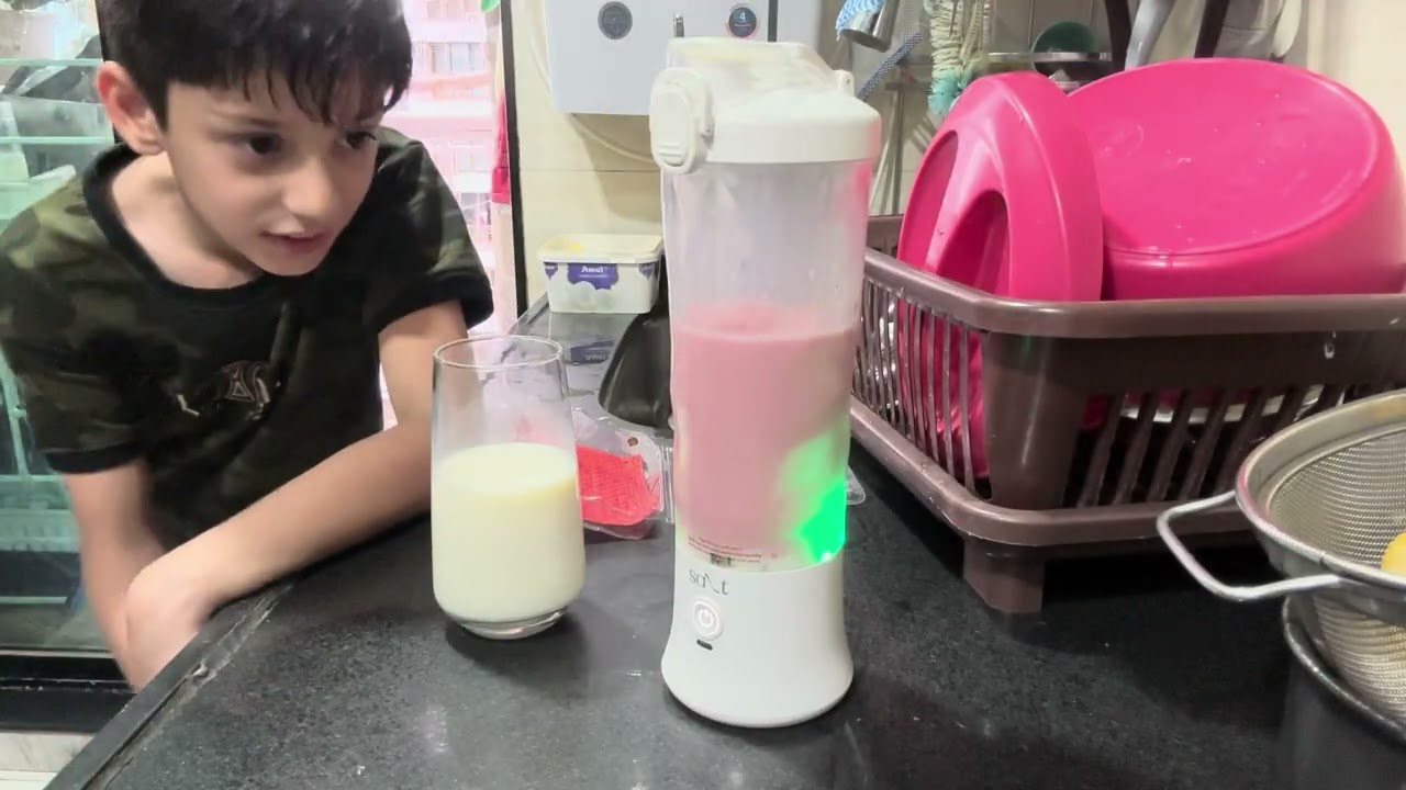 Making strawberry 🍓 smoothie