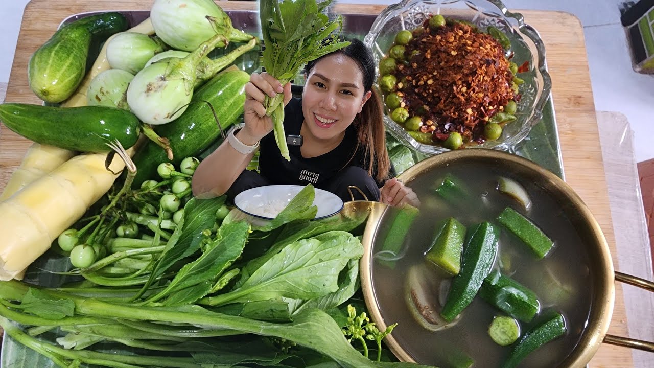 กินข้าวกับน้ำพริกปลาร้าต้มใส้มะเขือพวงกับพริกขี้หนูเยอะเผ็ดสัใจมากค่ะ