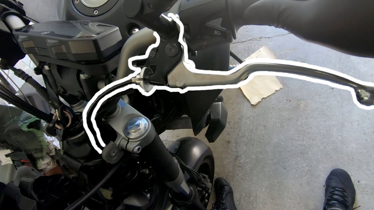 Comment changer un câble d'embrayage sur une MT07 ?