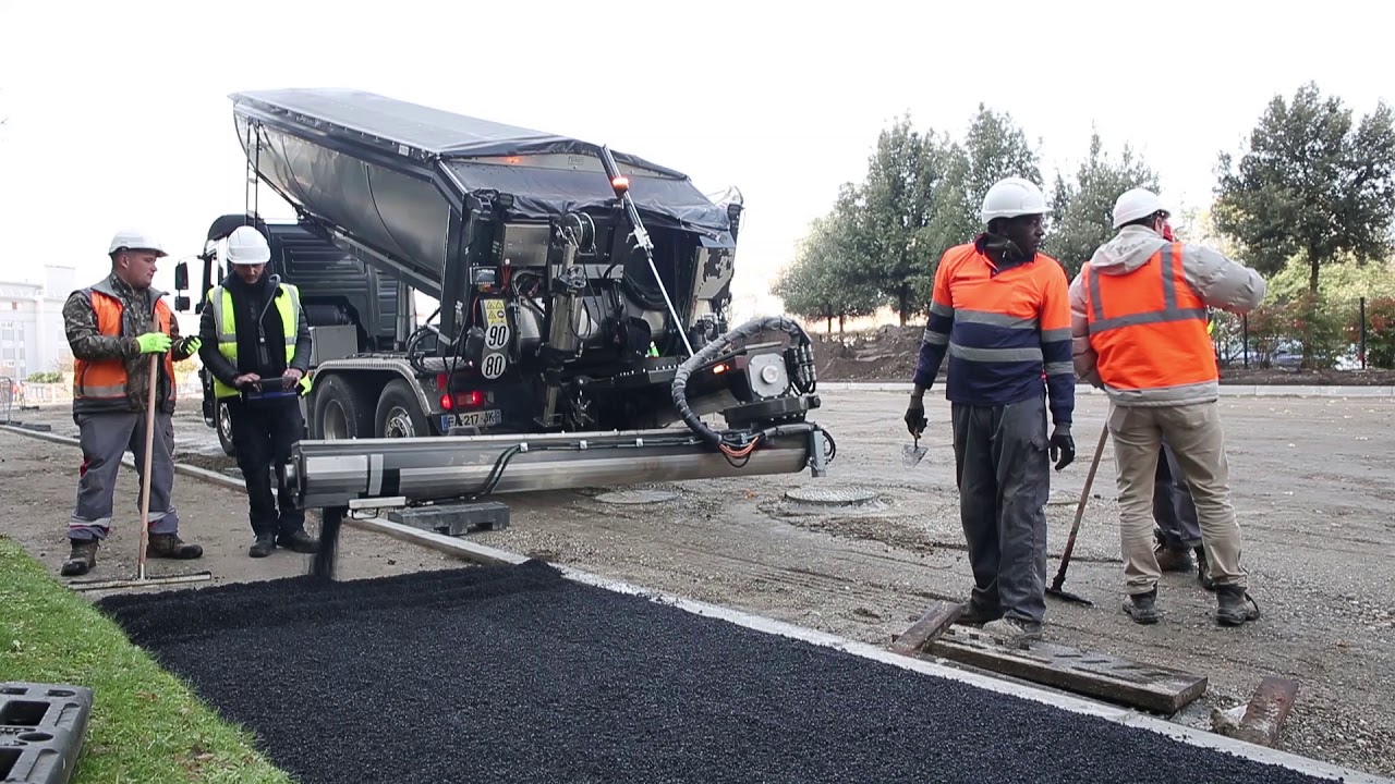 Talence : Eiffage teste des camions de distribution d'enrobé sans conducteur ni brouette