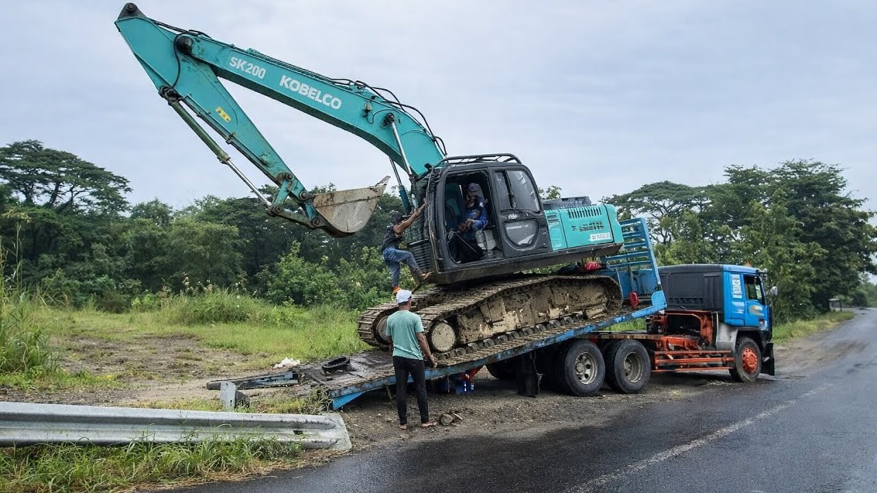 Self Loader Trucks Transporting Kobelco SK200-8 Excavator To The Garage