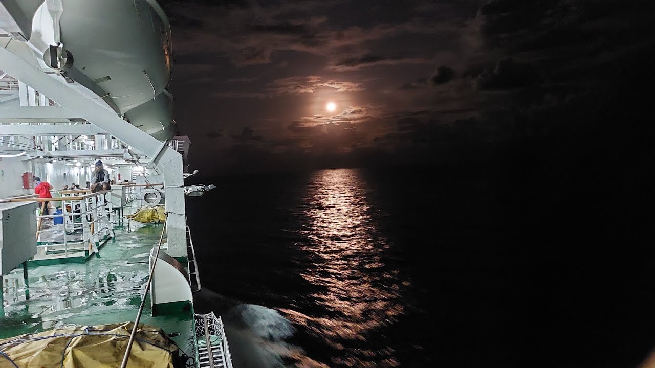 Merdunya Azan Subuh Dari Atas KM Ciremai, Purnama Jadi Saksi