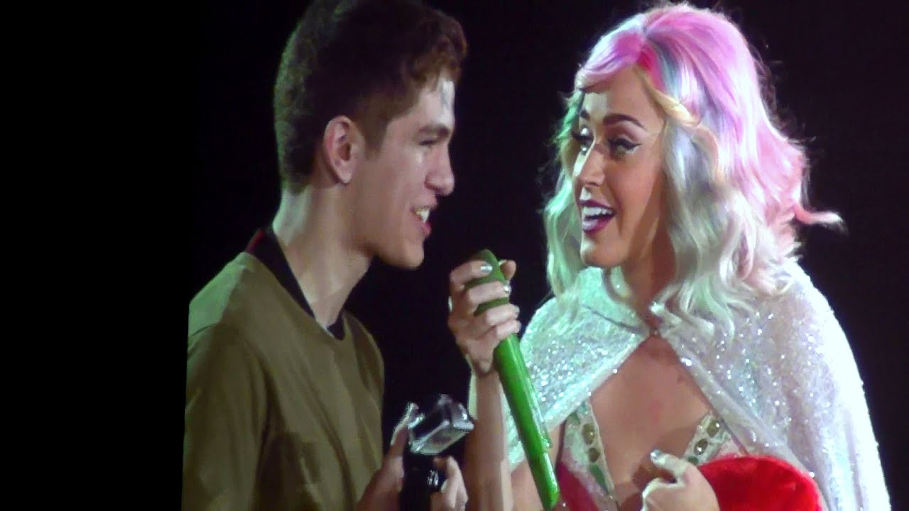 Katy Perry se abraza con un fan en Barcelona