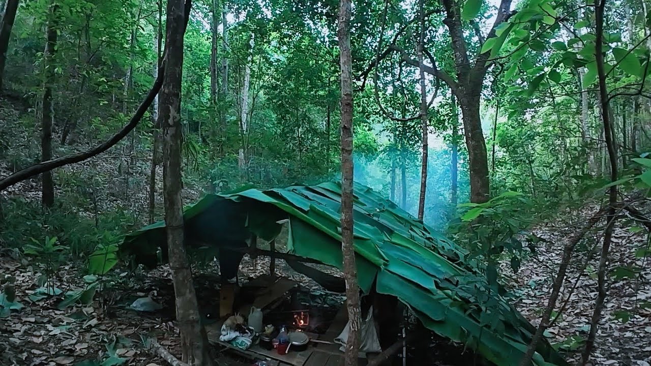 สร้างกระท่อม พร้อมต่อเติมหลังคา จากใบกล้วยป่า