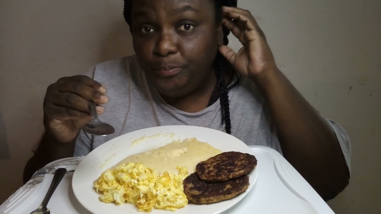 CHEESY GRITS AND TURKEY SAUSAGE 