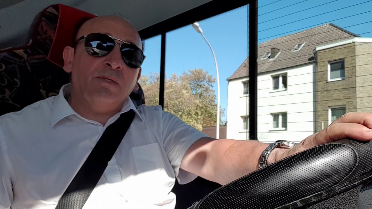 Mehmet Oe stellt den Neoplan Doppeldecker vor Wagen 121