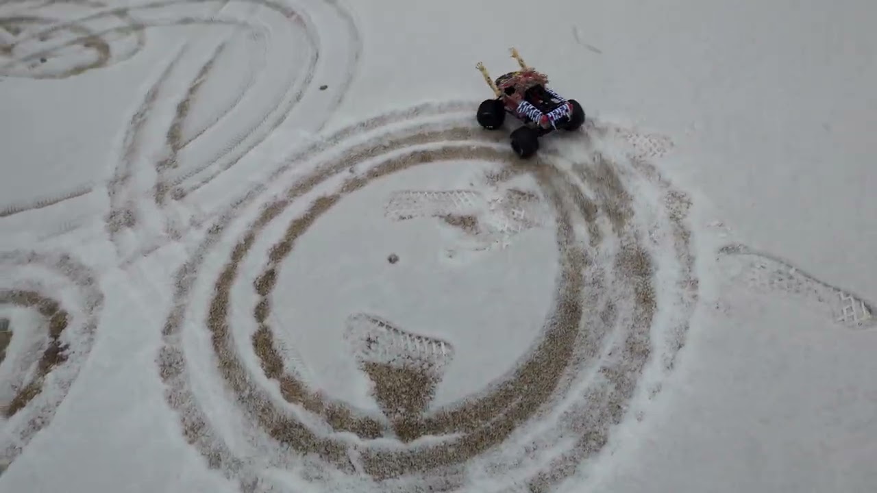 Will a Zombie Go in the Snow? Unedited Losi Zombie LMT Mini #donuts #monstertruck #short #thumbsdown