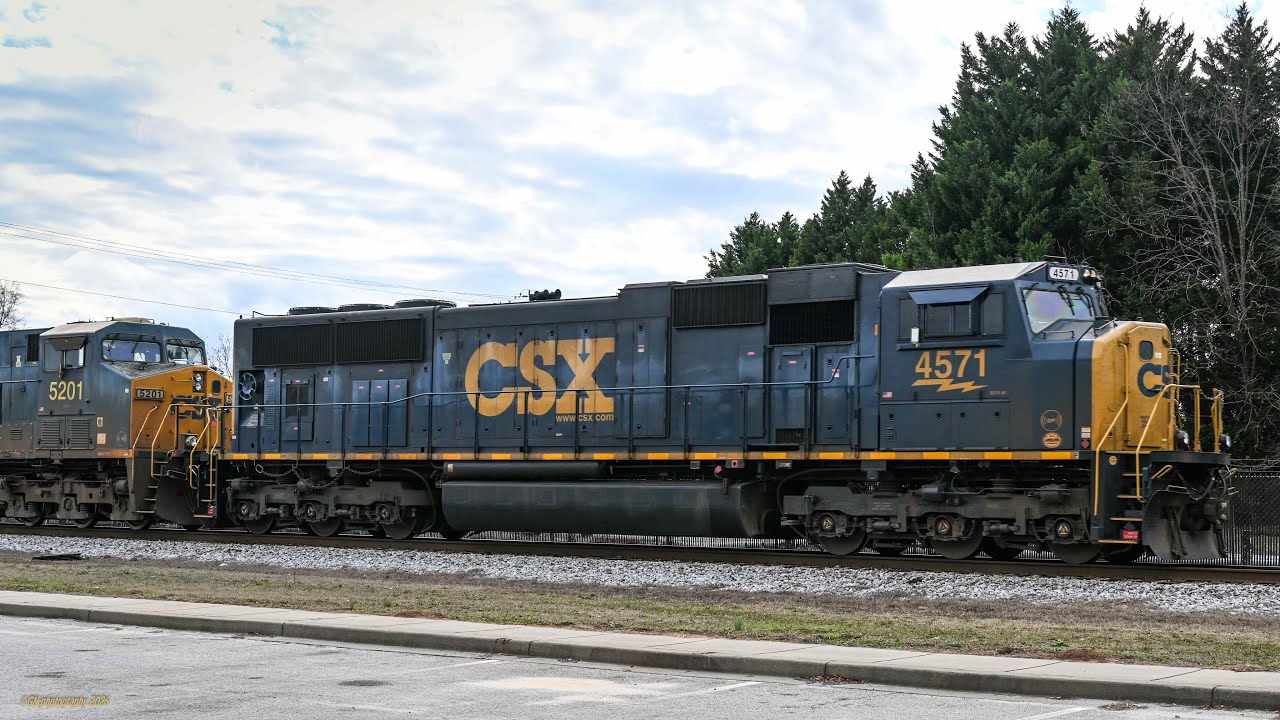 CSX: A trio leads a mixed freight in Woodruff, SC