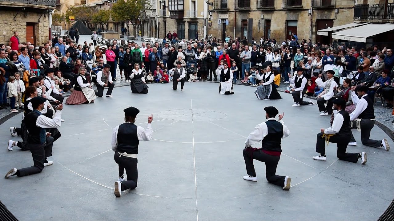Zapatain dantza de Laburdi dantzaris de Oberena Iruña, acudieron a Olite en el Gure Dantzak