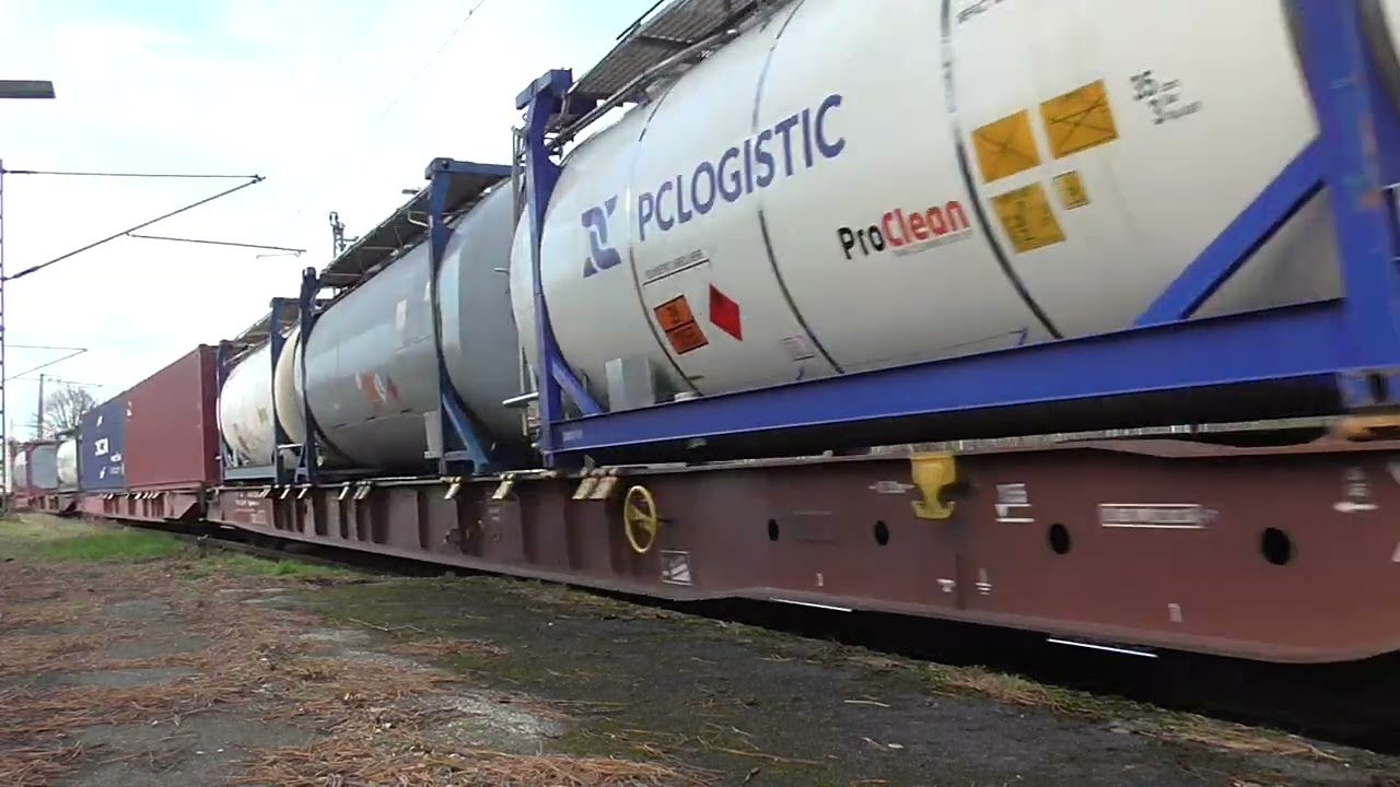 386 037 MT mit Containerzug und 140 037 EGP mit vollem ATG