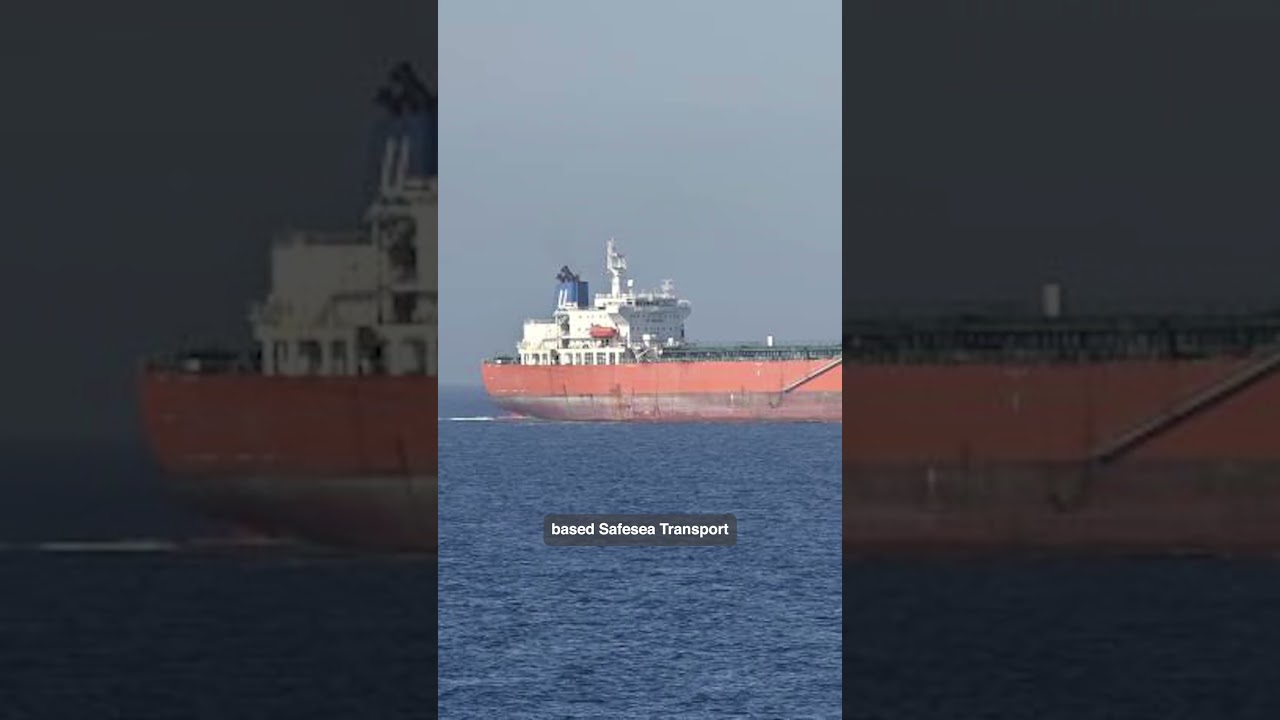 Иран поджег принадлежащий США нефтяной танкер.