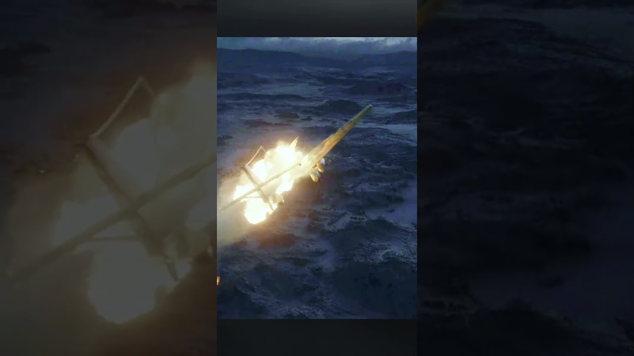 En la costa de la Libia Italiana, un grupo de soldado destruyen una base secreta. 