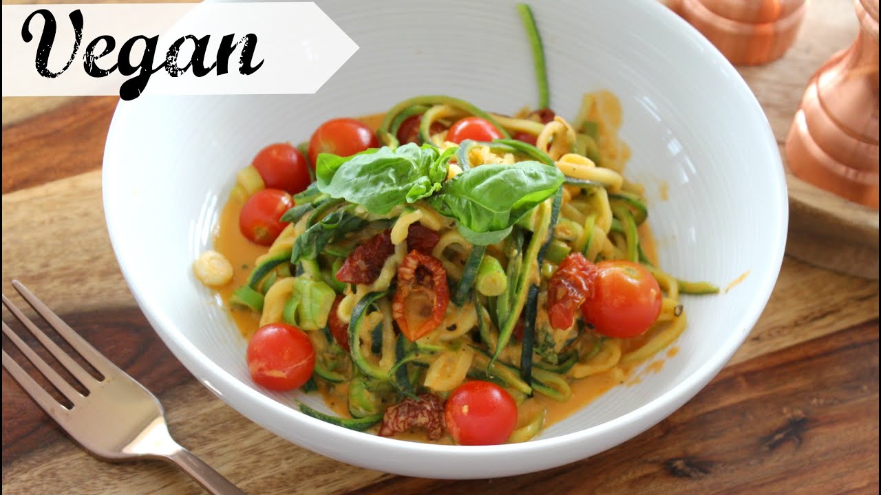 Zucchini Nudeln mit cremiger Tomatensoße VEGAN | #yummypilgrim