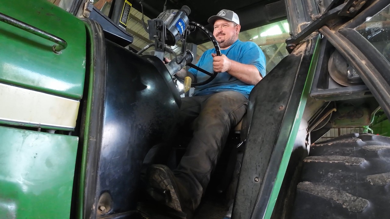 Улучшение комфорта: установка пневматической подвески на сиденье трактора John Deere 4640.