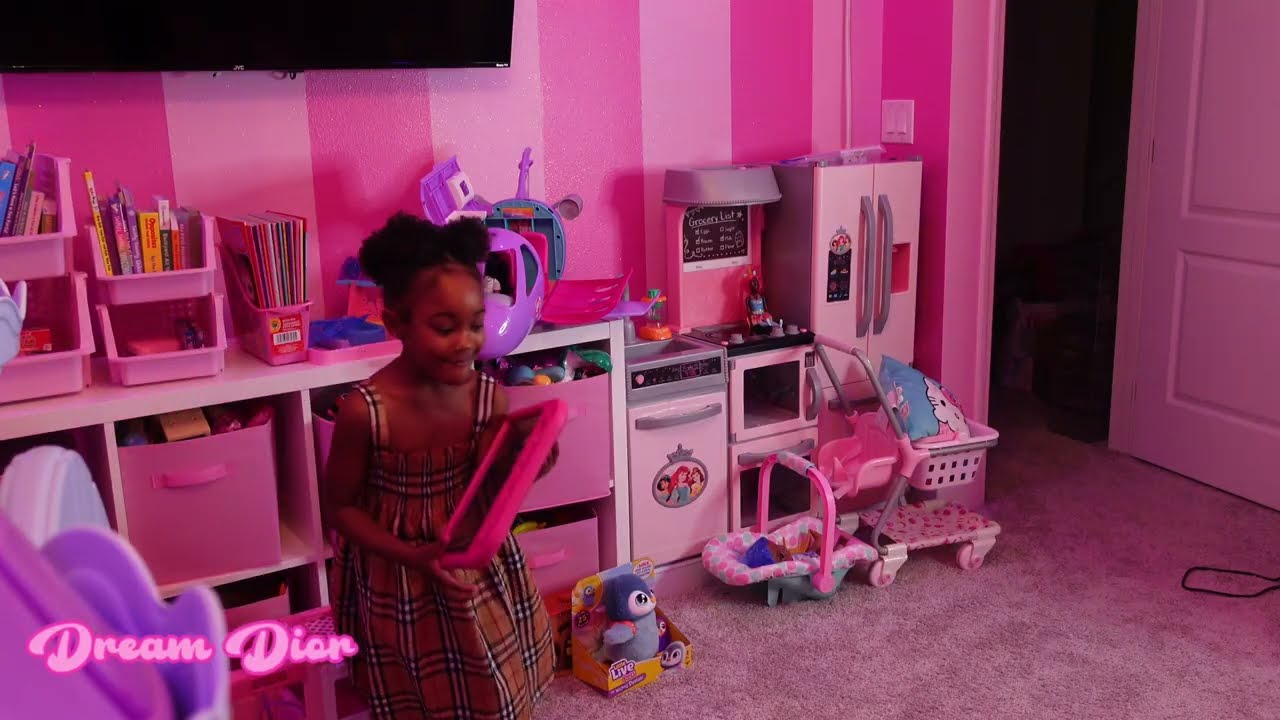 Sneaky Girl STEALS Mom’s Credit Card To Buy ROBUX For Roblox.. What Happens Next Is Shocking!