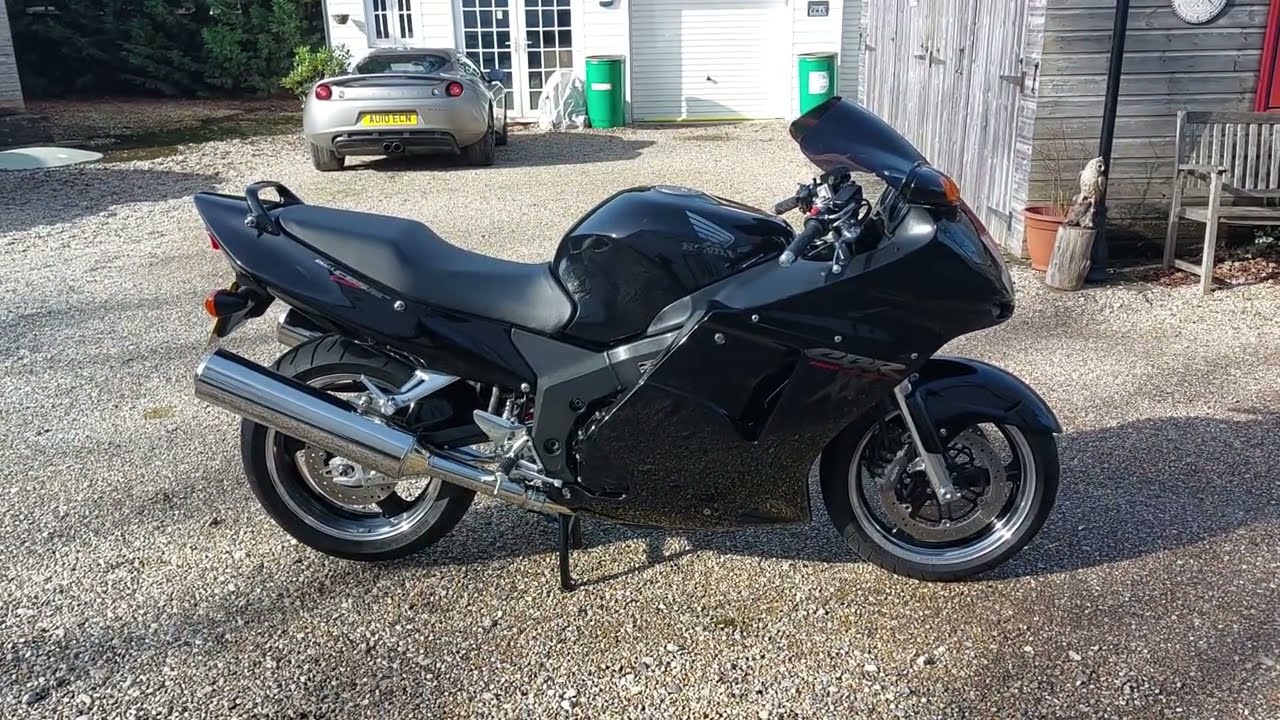 Мотоцикл Honda CBR1100XX-V Super Blackbird продается в Sargents of Sussex (выставочный мотоцикл).