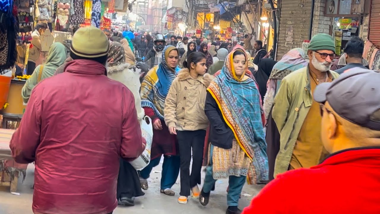Old Lahore Street Life 🇵🇰 | Walking Through Crowded Streets in 4K