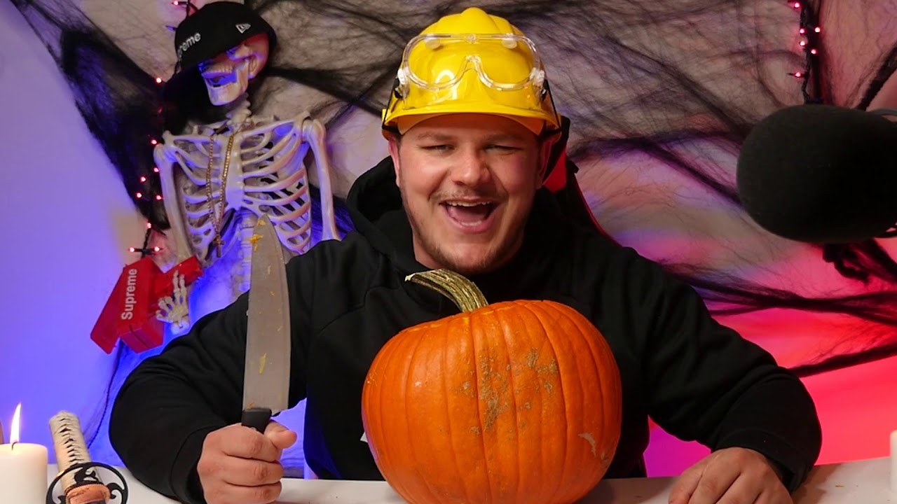 ВЫРЕЗЫВАЕМ ТЫКВУ НА ХЭЛЛОУИН... на день позже 🎃
