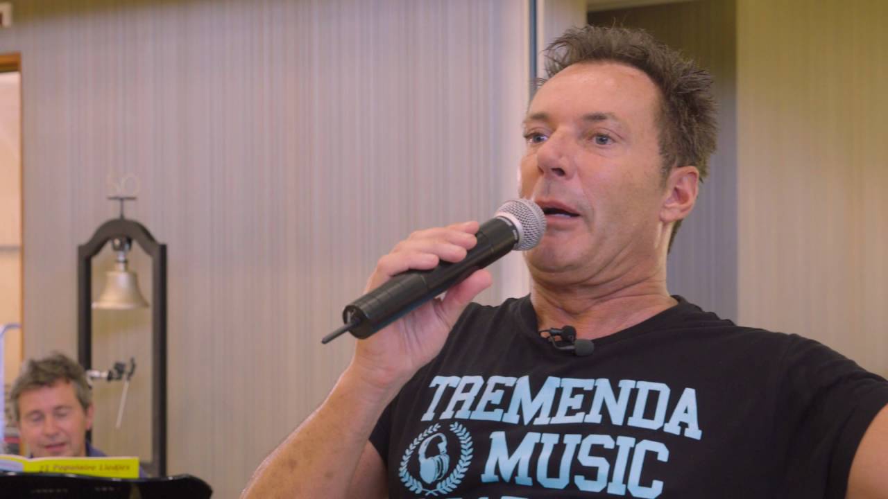 Gerard Joling verrast Jostiband