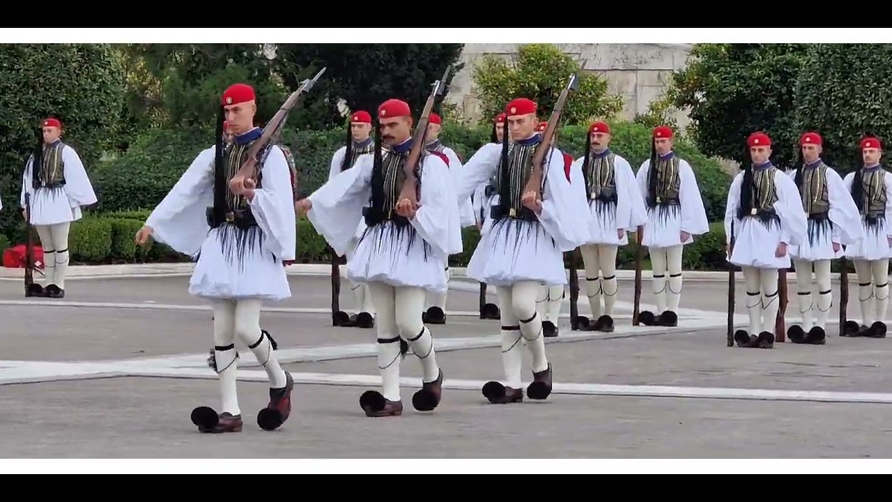 ΜΕΓΑΛΕΙΩΔΗΣ ΠΑΡΕΛΑΣΗ ΕΥΖΩΝΩΝ ΣΤΗΝ ΠΛΑΤΕΙΑ ΣΥΝΤΑΓΜΑΤΟΣ ΣΤΗΝ ΑΘΗΝΑ