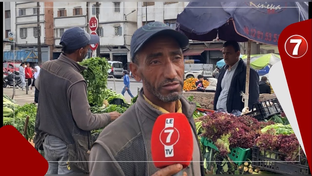 بائع 