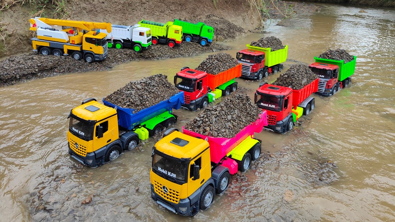 Membersihkan Truk Tronton Pasir Dan Menemukan Mobil Mobilan Truk Molen, Bulldozer, Crane, Motor