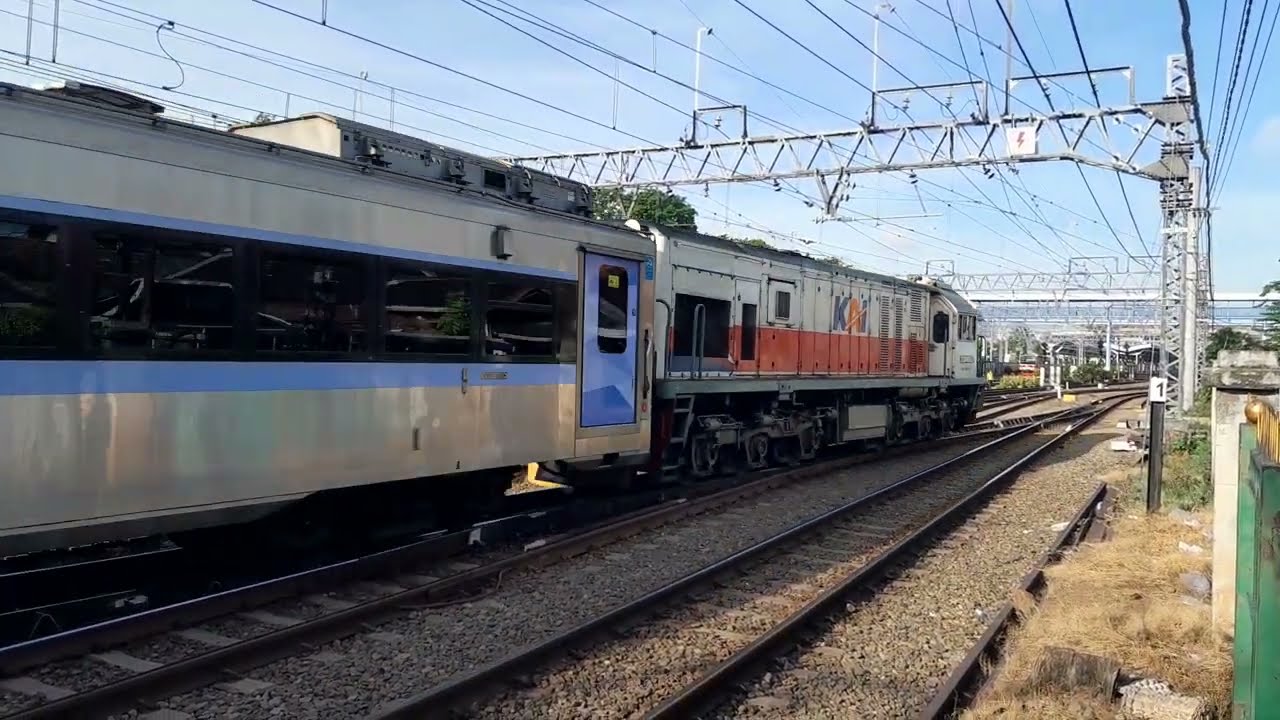 KA 255 Jaka Tingkir papasan KA 20 Argo Muria