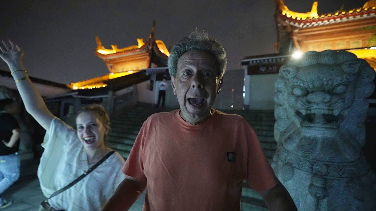 My Dad in Wuhan for the First Time 意大利老爸第一次來中國，看到武漢長江大橋，感嘆這裡真的不怕電費！