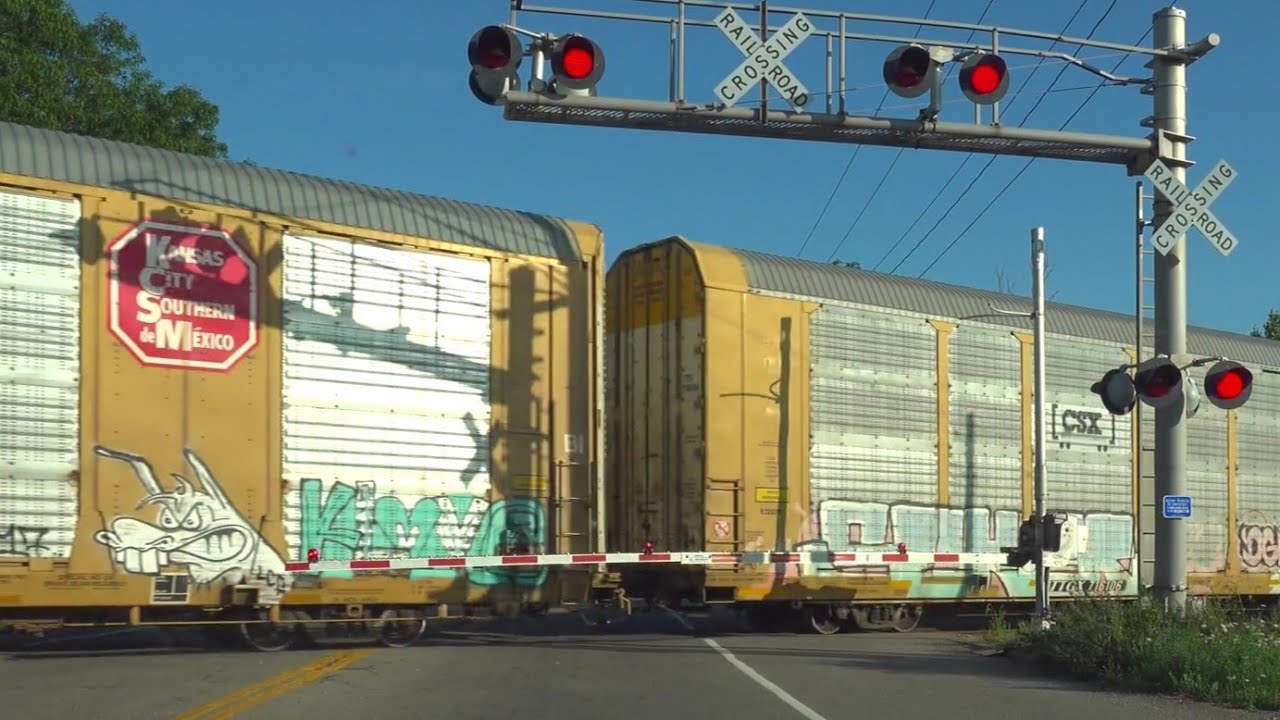 2 Big CSX Trains Meet! Old CSX Dash 8 Engine On Long Tank Train! Fast CSX DPU! Union Pacific Train!